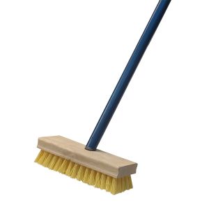 Brosse à récurer en polypro rigide et manche en métal