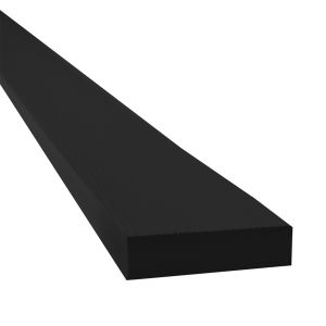 Moulure en PVC noire ultra légère 5/4 po x 4 po x 16 pi Finition grain de bois.