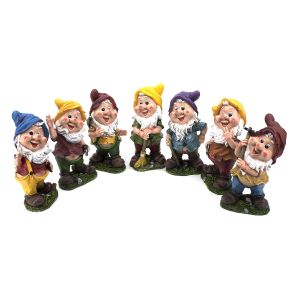 Gnomes avec outils de jardin