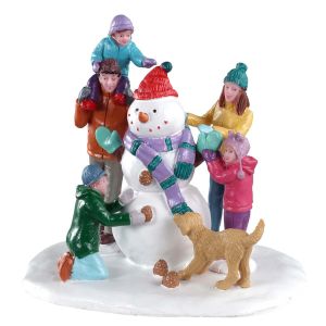 Figurines bonhomme de neige en travail d'équipe 